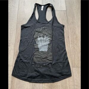 Lift Más Iron Throne Tank in Black